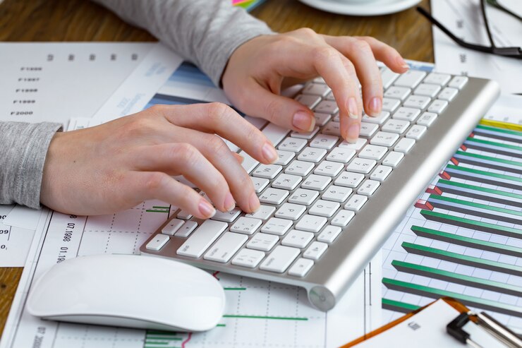 Foto la empresaria trabaja con artículos para hacer negocios en la oficina.