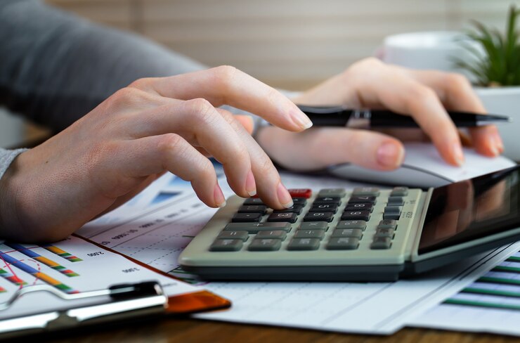 Foto la empresaria trabaja con artículos para hacer negocios en la oficina.