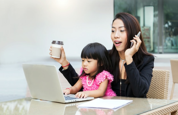 Empresaria trabaja en casa con su hija