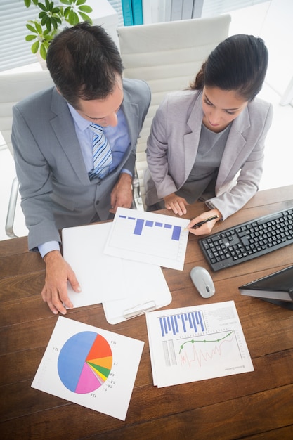 Foto empresaria trabajando con compañero de equipo