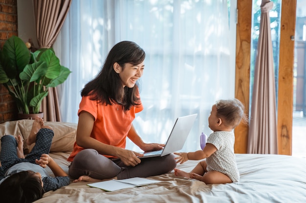 Empresaria trabajando mientras cuida niños