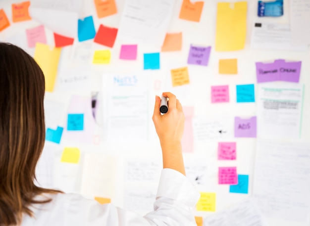 Foto empresaria trabajando con notas en una oficina