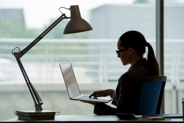 Empresaria trabajando en su escritorio