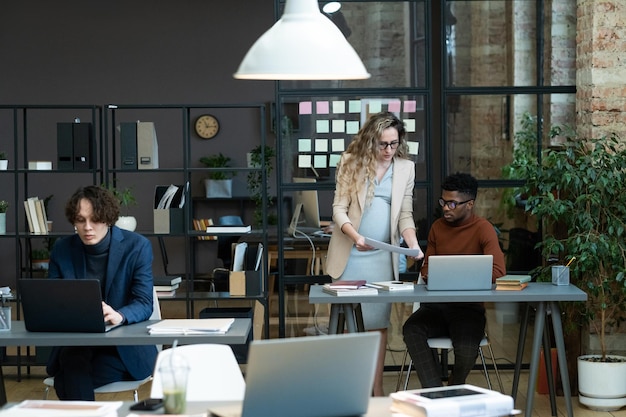 Empresaria trabajando con sus colegas en la oficina