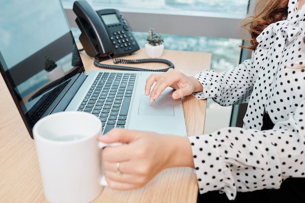 Empresária trabalhando em um laptop