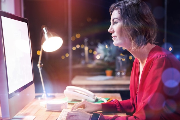 Empresária, trabalhando no computador na mesa