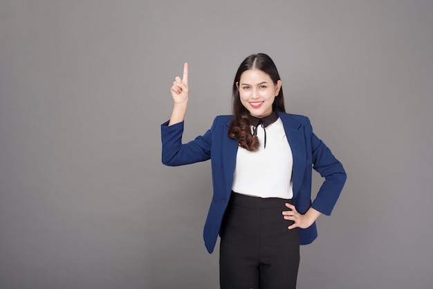 Empresaria en un traje azul oscuro