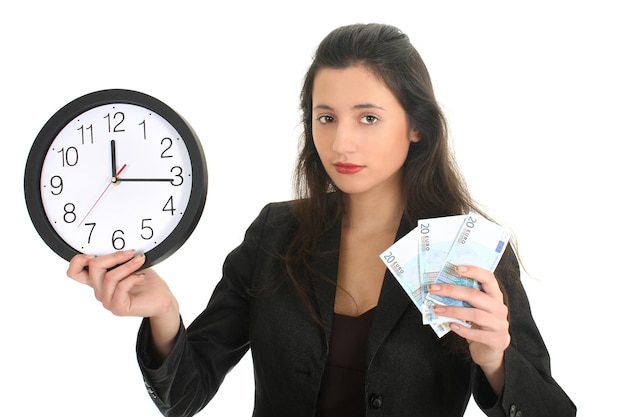 Foto empresaria en traje sosteniendo un reloj y dinero sobre blanco