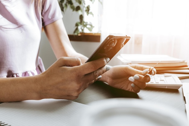 Empresaria a través de teléfono móvil en la oficina moderna