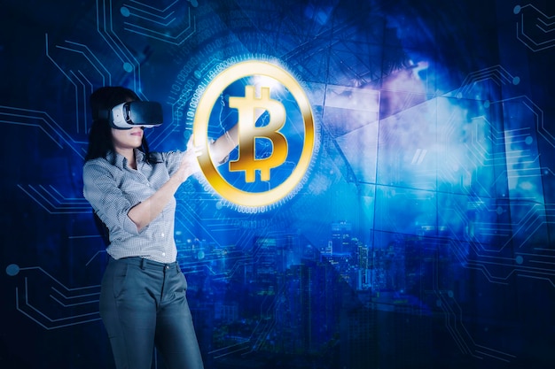 Empresaria usa auriculares VR y toca bitcoin