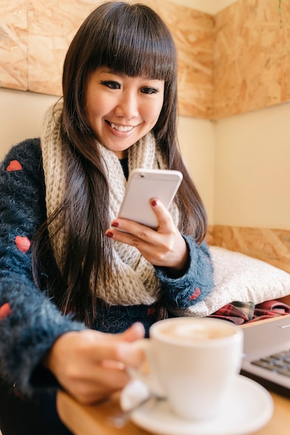 La empresaria usando su computadora portátil en la cafetería. Concepto de negocio