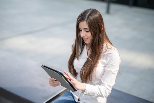 Empresaria usando una tableta al aire libre