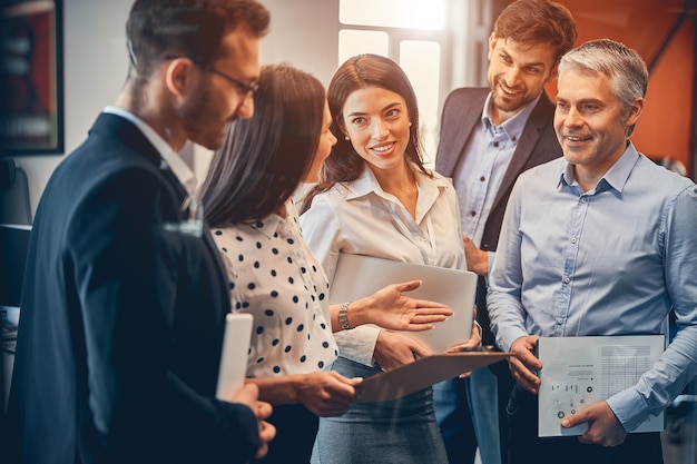 Empresária usando vestido formal com uma convidada de outra empresa