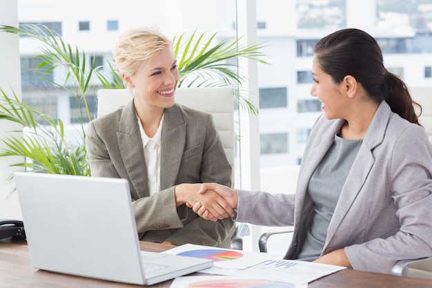 Empresárias apertando as mãos