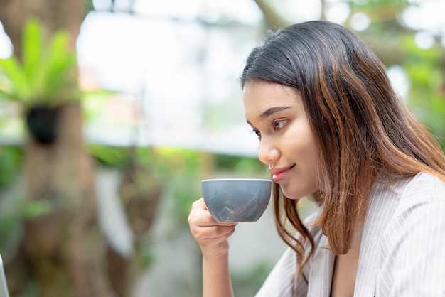 Las empresarias asiáticas beben café mientras se relajan después del trabajo