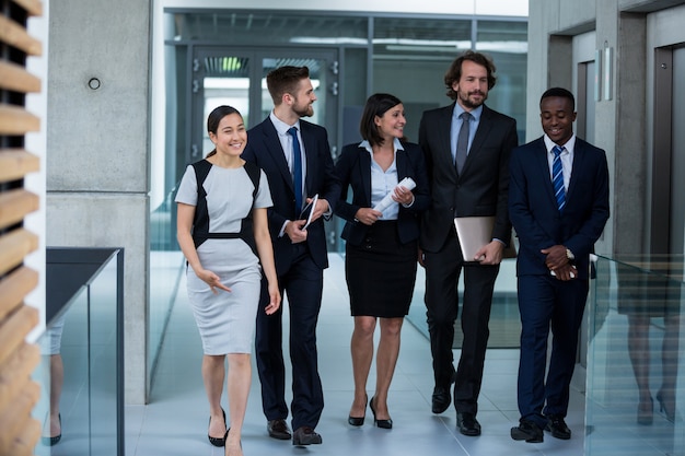 Empresarias caminando con colegas