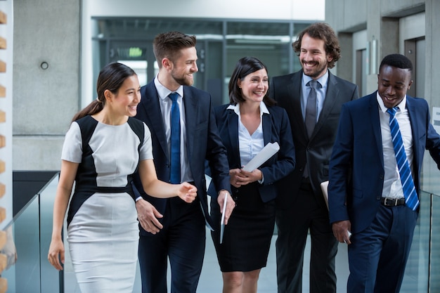 Empresarias caminando con colegas