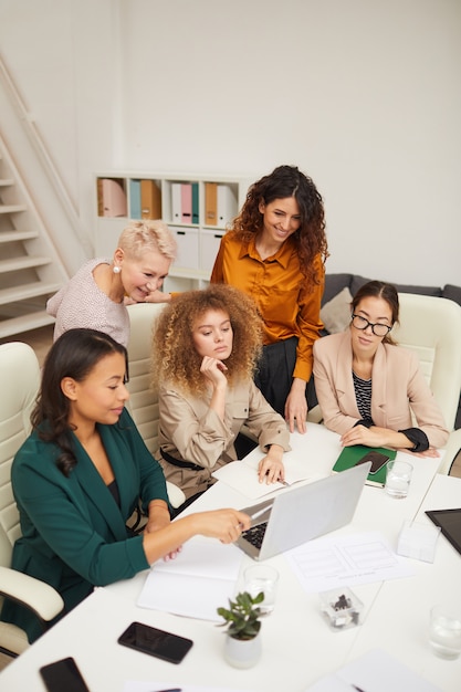 Foto empresarias étnicamente diversas trabajando