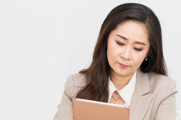 Empresarias jóvenes que trabajan con la tableta.