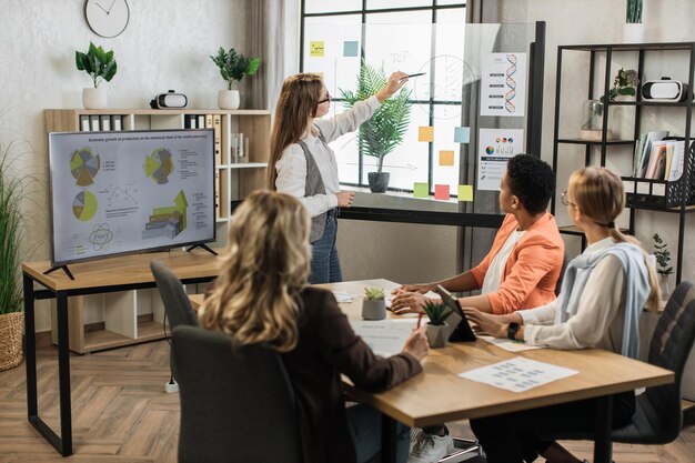 Foto empresárias multirraciais tendo informações sobre a situação financeira da empresa