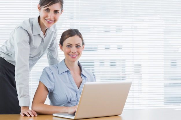 Empresárias sorrindo para a câmera