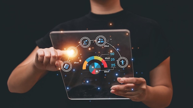 Empresarias sosteniendo una tableta con gráfico de negocios y gráfico en la pantalla