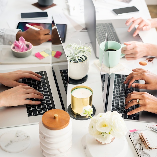 Empresarias usando una computadora portátil en el trabajo