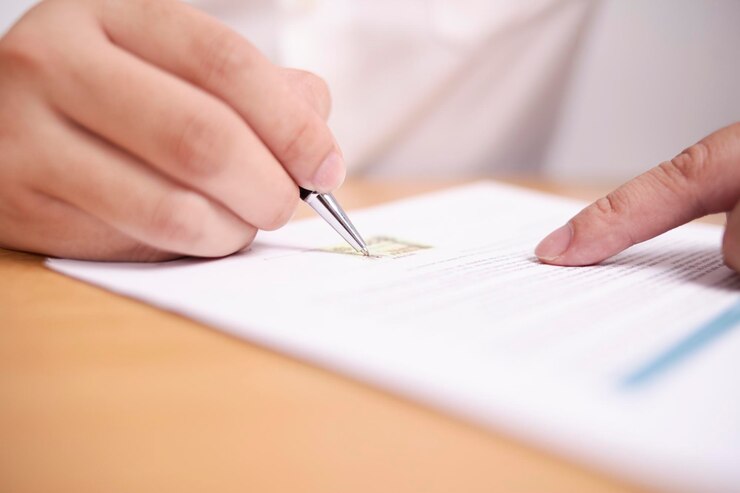Empresário a assinar contrato
