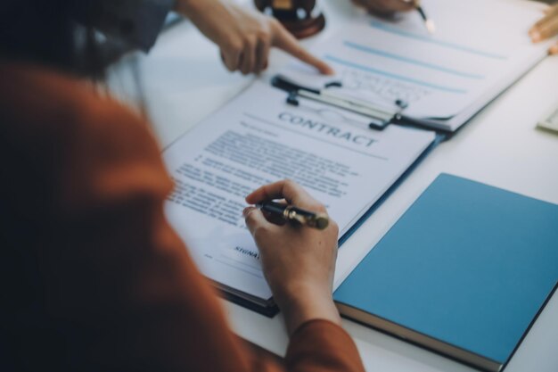 Foto empresario y abogado discuten el documento del contrato tratado de la ley firmar un contrato de negocios