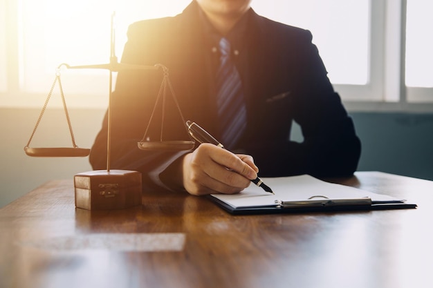 Empresario y abogado o juez masculino consulten teniendo una reunión de equipo con el cliente concepto de servicios legales y legales