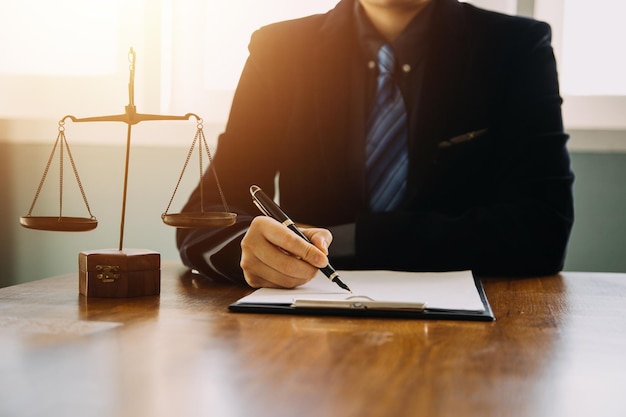 Empresario y abogado o juez masculino consulten teniendo una reunión de equipo con el cliente concepto de servicios legales y legales