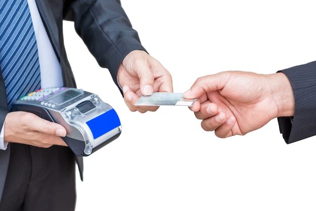 El empresario acepta la tarjeta de crédito del cliente pagando mediante impresora de recibos