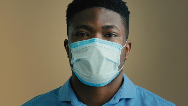 Empresário adulto doente africano paciente com máscara médica protege a saúde do retrato da gripe