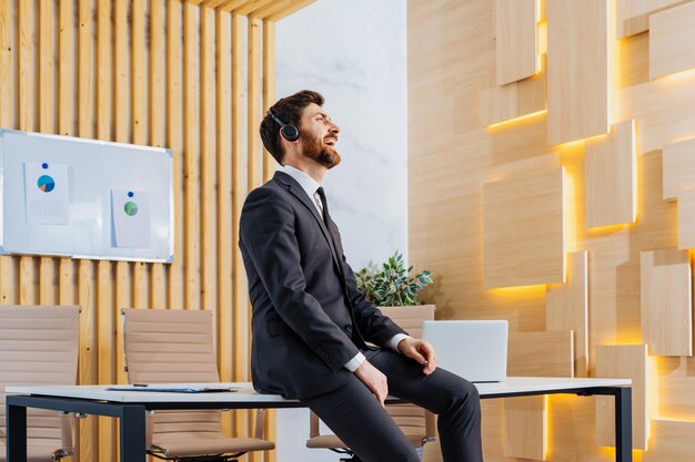 Foto empresario adulto escuchando música con auriculares conceptos sobre negocios y tecnología