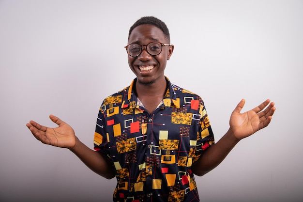 Empresário africano de braços abertos e foto de expressão surpresa tirada em estúdio