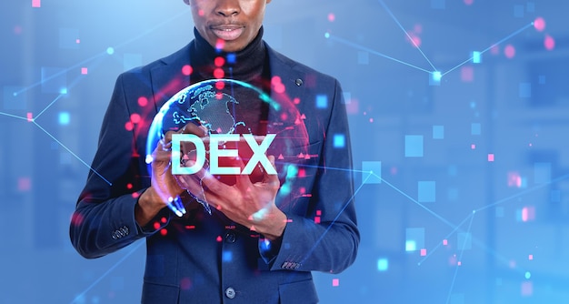 Empresario africano con tablet DEX y globo terráqueo con blockchain