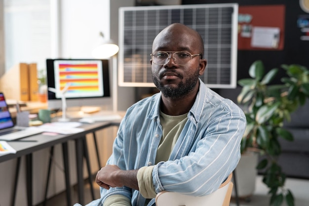 Empresario africano trabajando en la oficina