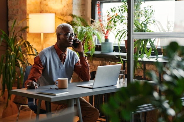 Empresário africano trabalhando no escritório