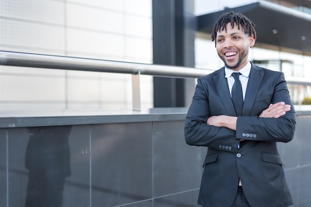 Empresario africano en traje en la calle