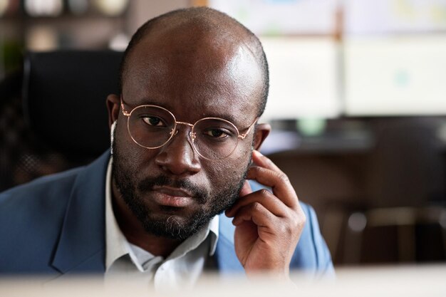 Empresario africano usando auriculares en el trabajo