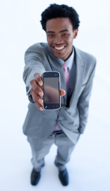 Empresário afro-americano que mostra um telefone celular para a câmera