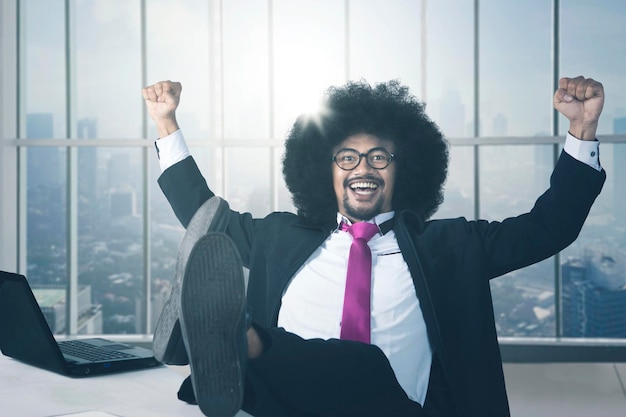 Foto empresario afro vestido con traje trabajando en la oficina