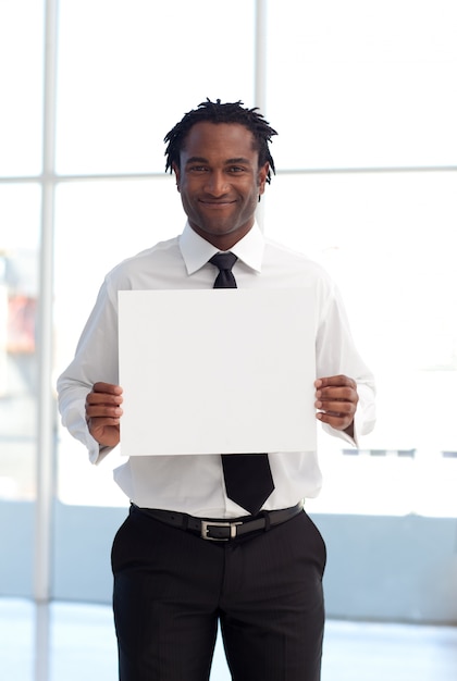 Empresario Afroamericano amistoso sosteniendo una tarjeta blanca