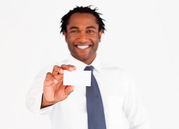 Empresario afroamericano mostrando su tarjeta, se centran en los dedos y la tarjeta