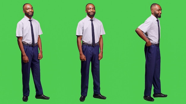 Empresario afroamericano posando en el estudio sobre un fondo de pantalla verde de cuerpo completo, sintiéndose seguro de usar traje de negocios formal en la cámara. Empleado masculino de la empresa que se siente positivo.