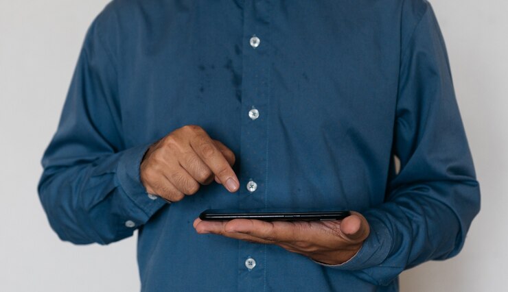 Foto empresário agindo trabalho e dando ordens