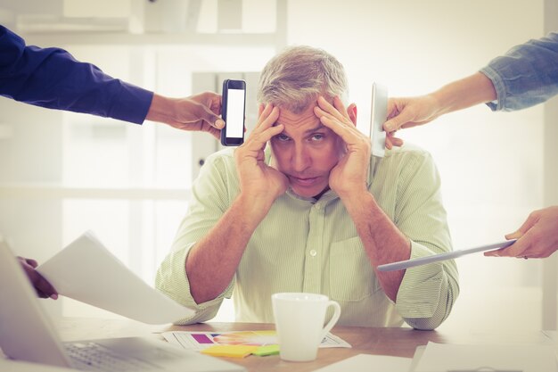 Empresario agotado con las manos en la cabeza