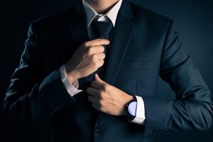 Empresário ajustar gravata seu terno
