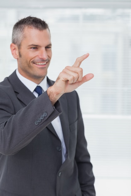 Foto empresario alegre apuntando y mirando hacia adelante