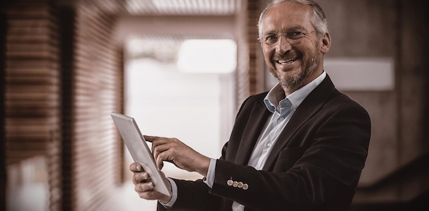 Empresário alegre segurando o tablet digital